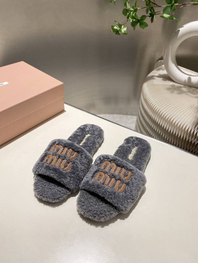 出厂价p Miumiu顶级版本 2025秋冬潮品毛毛拖 ！1：1开模秒杀市场一切版本 欧美名媛 明星 网红Girl 大爱款 ，冰岛进口羊毛 单色羊毛蓬松柔软 亲
