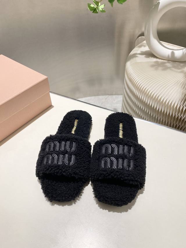出厂价p Miumiu顶级版本 2025秋冬潮品毛毛拖 ！1：1开模秒杀市场一切版本 欧美名媛 明星 网红Girl 大爱款 ，冰岛进口羊毛 单色羊毛蓬松柔软 亲