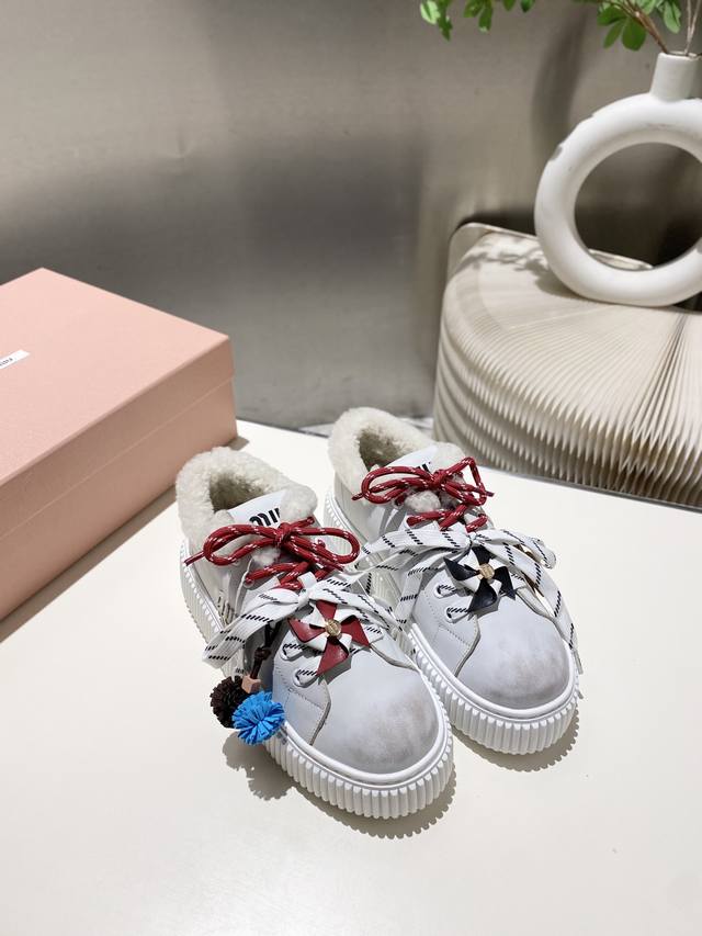 出厂价pp毛里 皮里2602025缪缪秋冬新款 厚底 饼干鞋 ，简约造型，原版开模鞋底， 饼干鞋的热度真的是只增不减的 不仅因为其极高的配适性 也得益于其出众的