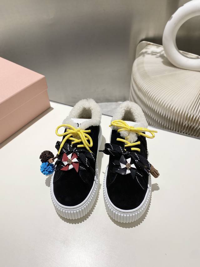 出厂价pp毛里 皮里2602025缪缪秋冬新款 厚底 饼干鞋 ，简约造型，原版开模鞋底， 饼干鞋的热度真的是只增不减的 不仅因为其极高的配适性 也得益于其出众的