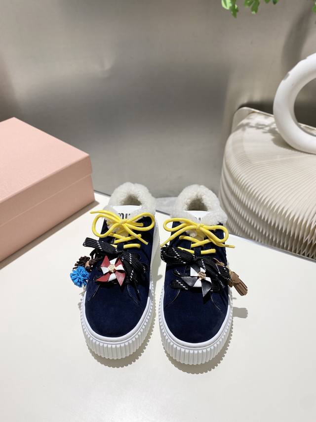 出厂价pp毛里 皮里2602025缪缪秋冬新款 厚底 饼干鞋 ，简约造型，原版开模鞋底， 饼干鞋的热度真的是只增不减的 不仅因为其极高的配适性 也得益于其出众的