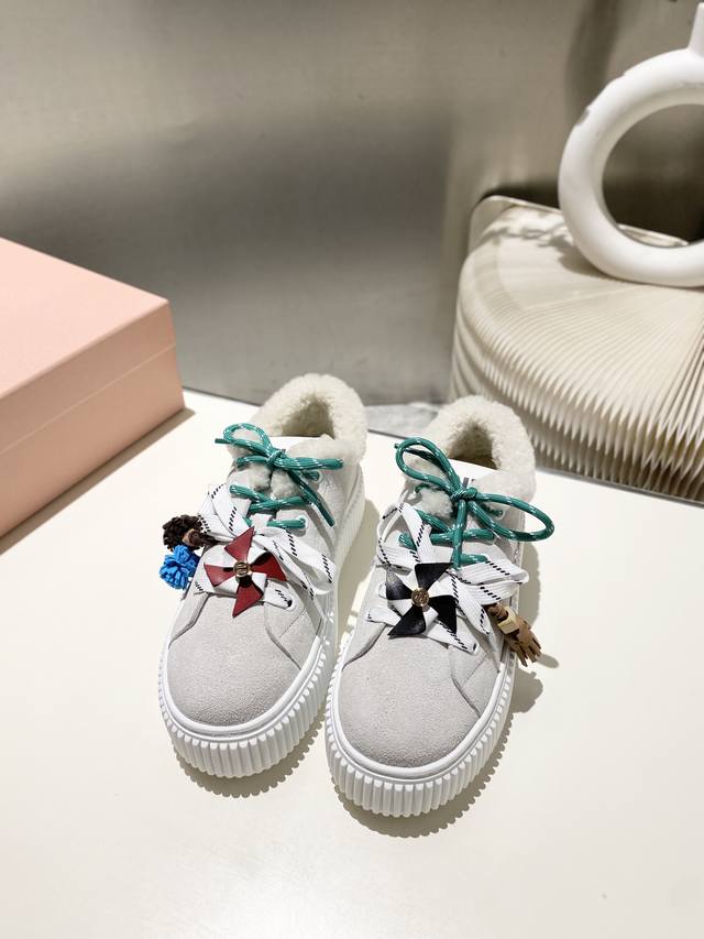 出厂价pp毛里 皮里2602025缪缪秋冬新款 厚底 饼干鞋 ，简约造型，原版开模鞋底， 饼干鞋的热度真的是只增不减的 不仅因为其极高的配适性 也得益于其出众的