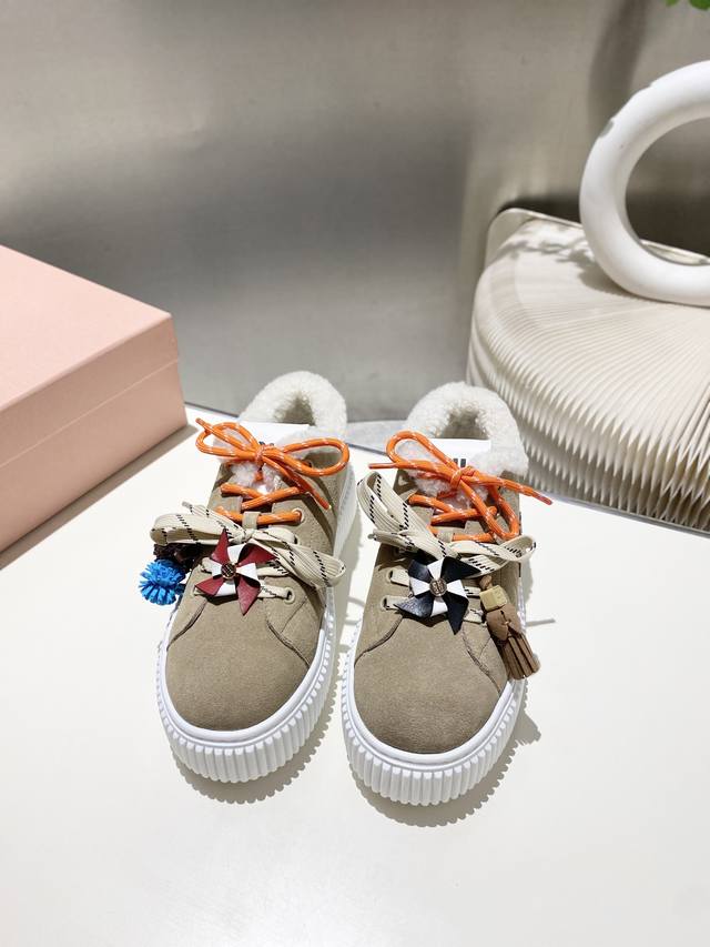 出厂价pp毛里 皮里2602025缪缪秋冬新款 厚底 饼干鞋 ，简约造型，原版开模鞋底， 饼干鞋的热度真的是只增不减的 不仅因为其极高的配适性 也得益于其出众的