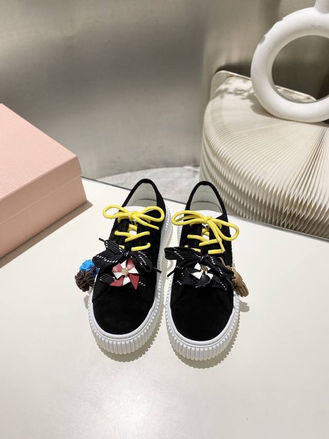 出厂价pp毛里 皮里2602025缪缪秋冬新款 厚底 饼干鞋 ，简约造型，原版开模鞋底， 饼干鞋的热度真的是只增不减的 不仅因为其极高的配适性 也得益于其出众的