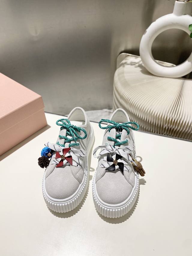 出厂价pp毛里 皮里2602025缪缪秋冬新款 厚底 饼干鞋 ，简约造型，原版开模鞋底， 饼干鞋的热度真的是只增不减的 不仅因为其极高的配适性 也得益于其出众的