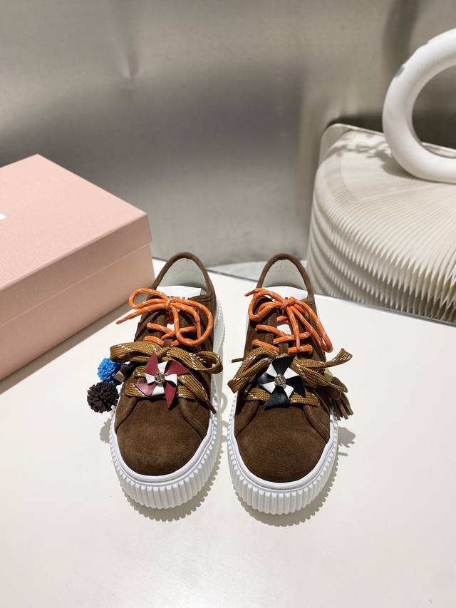 出厂价pp毛里 皮里2602025缪缪秋冬新款 厚底 饼干鞋 ，简约造型，原版开模鞋底， 饼干鞋的热度真的是只增不减的 不仅因为其极高的配适性 也得益于其出众的