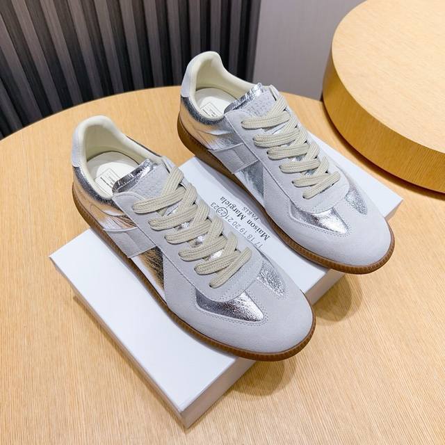 工厂p 马吉拉德训鞋 Maison Margiela Mm6经典德军新款鞋，最早把德训鞋带入时尚鞋履的品牌，经典的版面造型，历久弥新，高格调时尚宝宝一直对它青睐