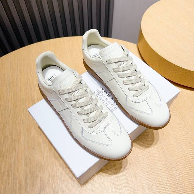 工厂p 马吉拉德训鞋 Maison Margiela Mm6经典德军新款鞋，最早把德训鞋带入时尚鞋履的品牌，经典的版面造型，历久弥新，高格调时尚宝宝一直对它青睐
