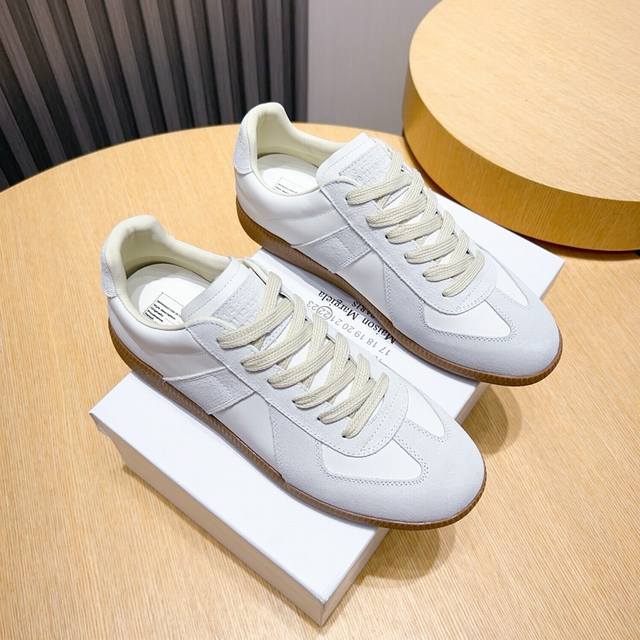工厂p 马吉拉德训鞋 Maison Margiela Mm6经典德军新款鞋，最早把德训鞋带入时尚鞋履的品牌，经典的版面造型，历久弥新，高格调时尚宝宝一直对它青睐