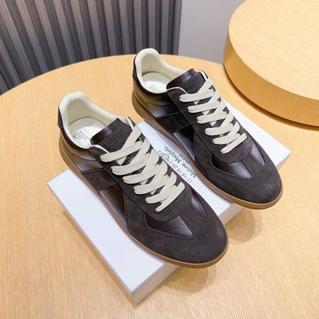 工厂p 马吉拉德训鞋 Maison Margiela Mm6经典德军新款鞋，最早把德训鞋带入时尚鞋履的品牌，经典的版面造型，历久弥新，高格调时尚宝宝一直对它青睐