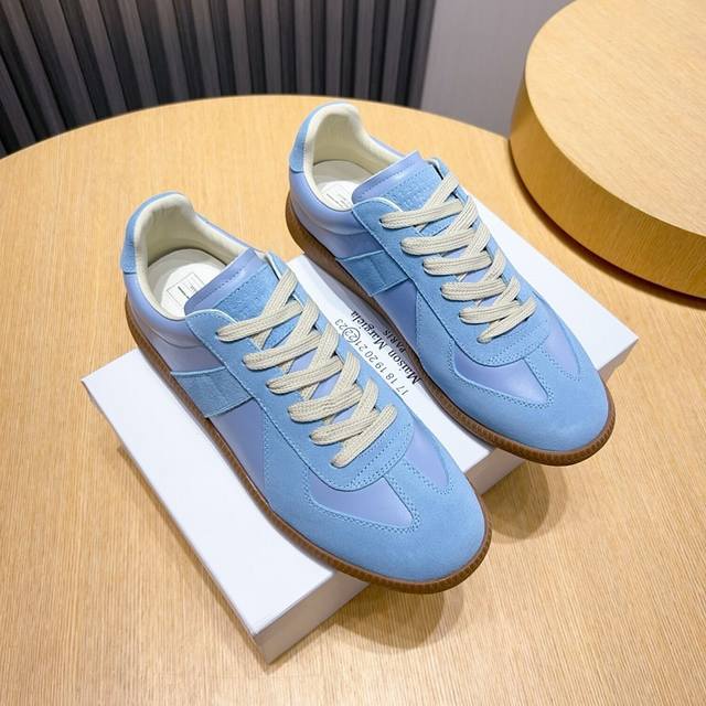 工厂p 马吉拉德训鞋 Maison Margiela Mm6经典德军新款鞋，最早把德训鞋带入时尚鞋履的品牌，经典的版面造型，历久弥新，高格调时尚宝宝一直对它青睐