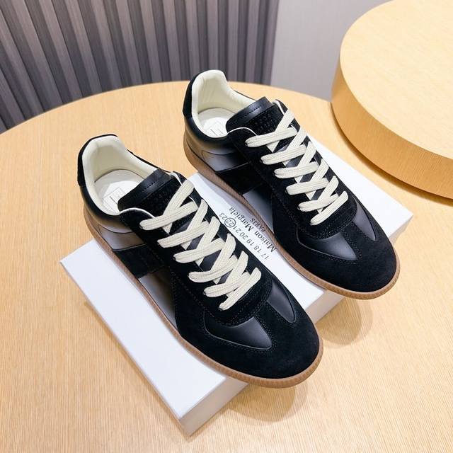 工厂p 马吉拉德训鞋 Maison Margiela Mm6经典德军新款鞋，最早把德训鞋带入时尚鞋履的品牌，经典的版面造型，历久弥新，高格调时尚宝宝一直对它青睐