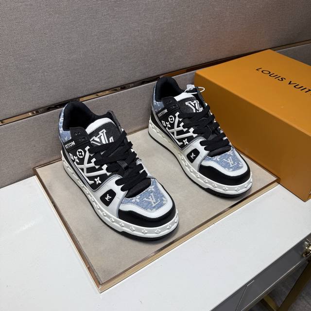 出厂价pp Lv～ 男士休闲鞋 2025Z柜同步发售 码数:38-44# 2个颜色鞋面选用多材质拼接网布内里，舒适透气，鞋底：原版舒适耐磨大底，实物拍摄实物更赞