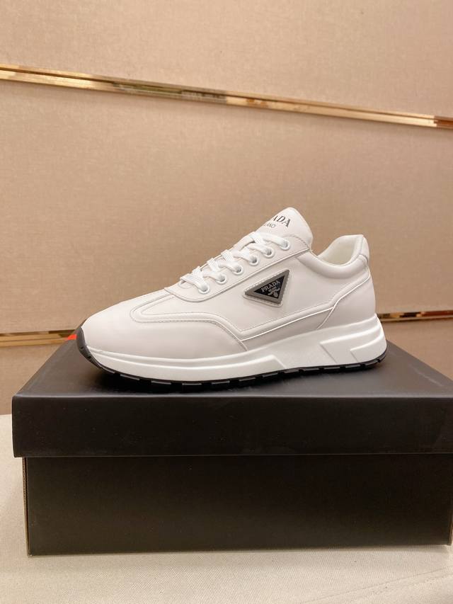 工厂p价 高版本 高品质新款prada 普拉达 专柜同步上市， 新款男鞋、面料精选头层牛皮，纯手工艺制作而成。内里:全牛皮内里。高端气垫开模防滑橡胶大底，精美线