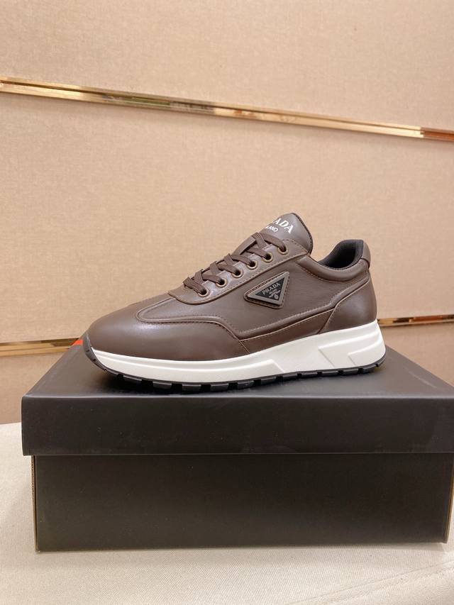 工厂p价 高版本 高品质新款prada 普拉达 专柜同步上市， 新款男鞋、面料精选头层牛皮，纯手工艺制作而成。内里:全牛皮内里。高端气垫开模防滑橡胶大底，精美线