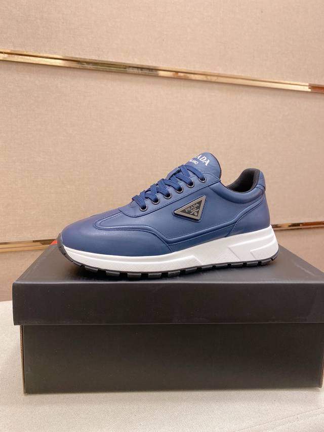 工厂p价 高版本 高品质新款prada 普拉达 专柜同步上市， 新款男鞋、面料精选头层牛皮，纯手工艺制作而成。内里:全牛皮内里。高端气垫开模防滑橡胶大底，精美线