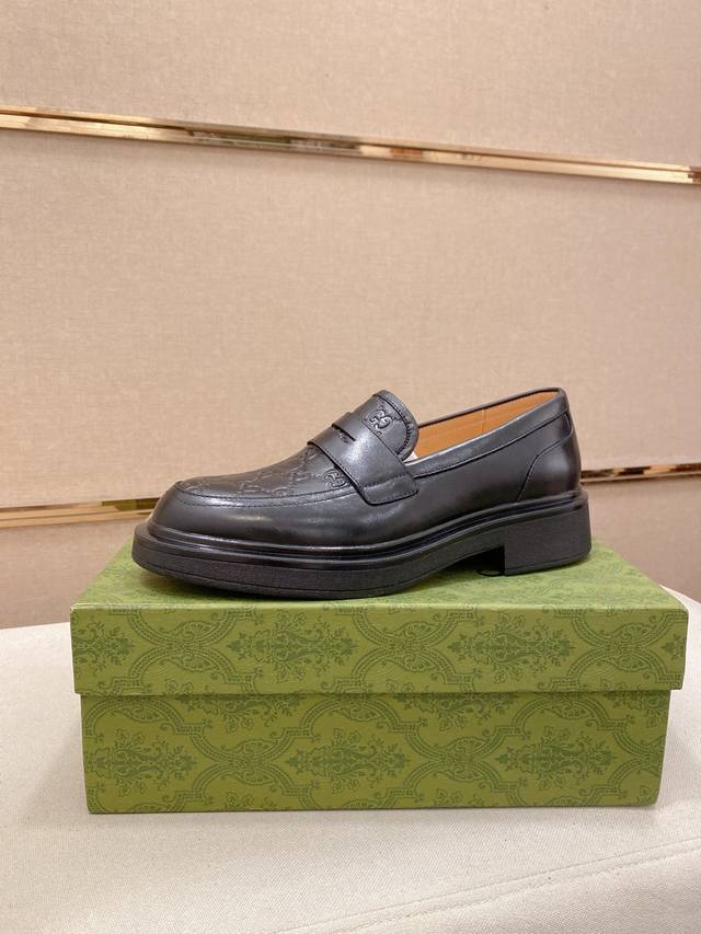 工厂p价 古奇Gucc* 新品系列Ss爆款新品 休闲皮鞋、头层牛皮 鞋面五金扣和鞋口侧饰标识、鞋垫和鞋底有品牌标识 ，鞋面：头层牛皮100% 内里：牛皮 100