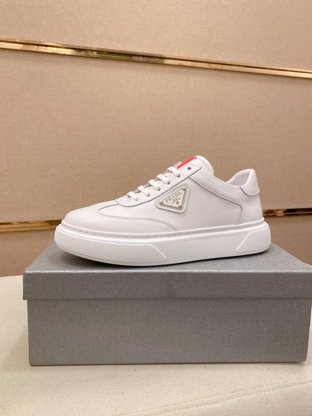 工厂p价 普拉达 官网最新款休闲时尚男鞋，爆款版型简洁大气，潮男专属.独有的官网最新品牌元素元素原版装饰，时尚又大方，面料原版头层牛皮羊皮内里，官网指定耐磨休闲