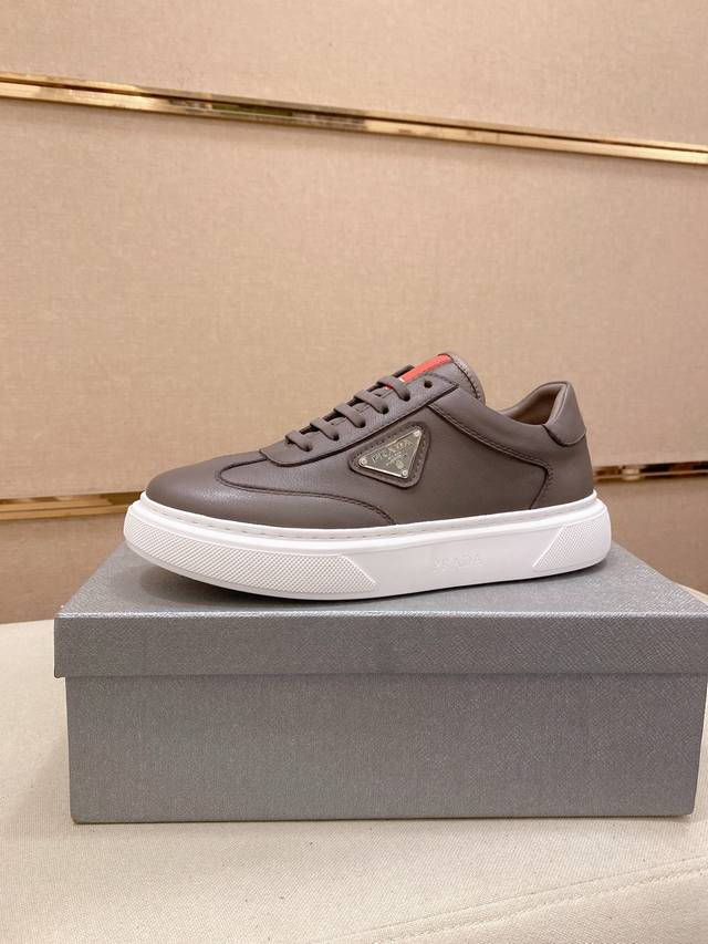 工厂p价 普拉达 官网最新款休闲时尚男鞋，爆款版型简洁大气，潮男专属.独有的官网最新品牌元素元素原版装饰，时尚又大方，面料原版头层牛皮羊皮内里，官网指定耐磨休闲