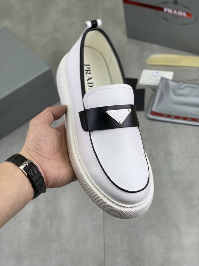 工厂p价p 实价 高品质牛里 prada 普拉达经典款男鞋官网最新款上市了1：1复制，香港同步，走秀同台；全部采用小牛皮进口牛皮内里、橡胶大底原版防滑耐磨；着脚