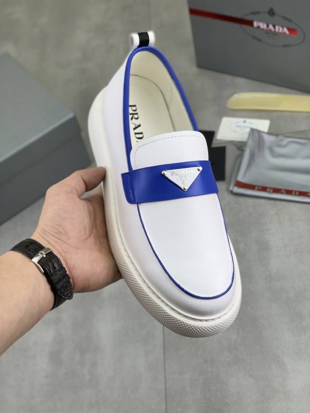 工厂p价p 实价 高品质牛里 prada 普拉达经典款男鞋官网最新款上市了1：1复制，香港同步，走秀同台；全部采用小牛皮进口牛皮内里、橡胶大底原版防滑耐磨；着脚