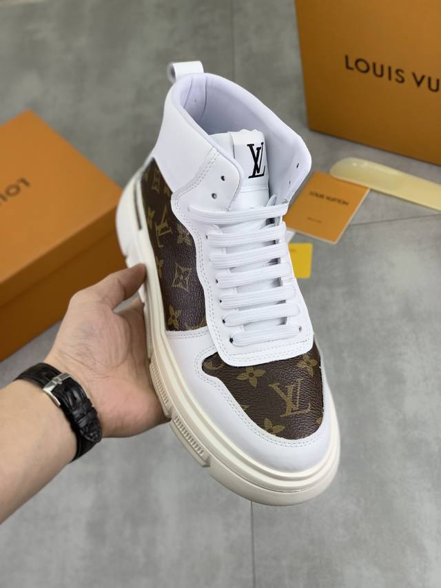 工厂p价p 实价 Lv 官网最新款休闲时尚男鞋，爆款版型简洁大气，潮男专属.独有的官网最新品牌素元素古奇原版装饰，时尚又大方，面料原版磨砂小牛皮全进口头层猪皮内