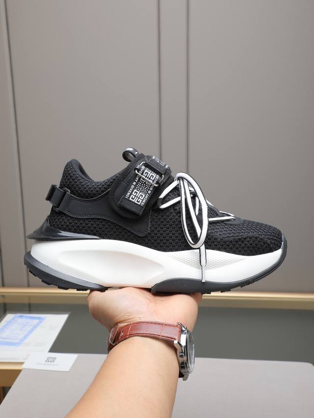 Givench*.纪梵希男士厚底休闲鞋，采用进口小牛皮拼接网面打造，拼色设计，鞋舌品牌Logo装饰，立体复合式拼接缝合！网里舒适度高！Size：38-44 45