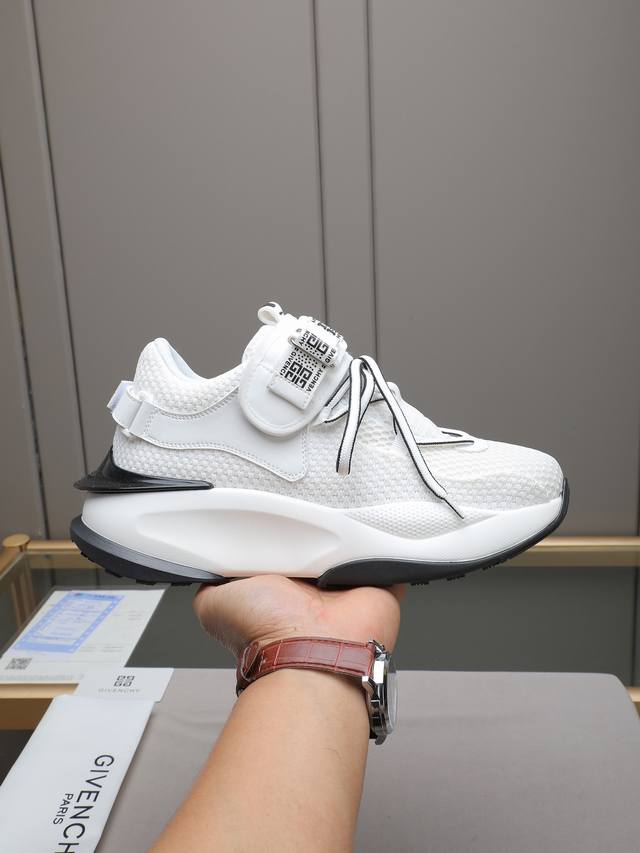 Givench*.纪梵希男士厚底休闲鞋，采用进口小牛皮拼接网面打造，拼色设计，鞋舌品牌Logo装饰，立体复合式拼接缝合！网里舒适度高！Size：38-44 45