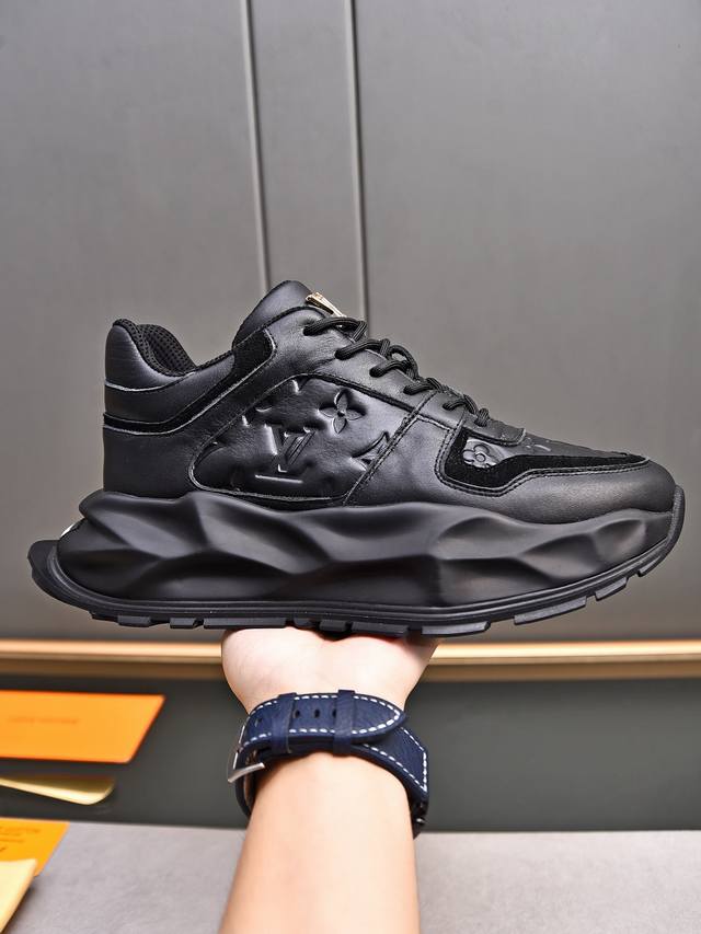 牛里Louis Vuitton 路易威登2新品米兰时装走秀款Lv家标志，大咖风范，时尚潮人必备进口牛皮压花水染牛里特供大底码数38-44 45 46定做