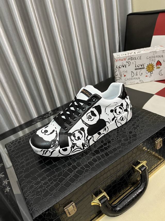 出厂价pp： Dg 最新运动休闲鞋时尚百搭，可为各式造型增光添彩。塑造独具动感活力与摩登气息的精致设计，尽显现代优雅格调。 Size：36-46