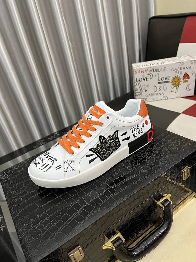 出厂价pp： Dg 最新运动休闲鞋时尚百搭，可为各式造型增光添彩。塑造独具动感活力与摩登气息的精致设计，尽显现代优雅格调。 Size：36-46