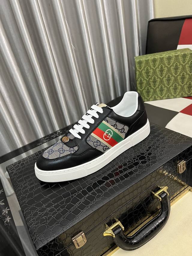 出厂价pp： ［古奇］新款休闲鞋。独家开模定制风格，面料采用意大利进口牛皮，真皮透气内里。独家开模定制大底耐磨防滑。专柜级别版型，完美搭配、上脚效果，车工精湛。