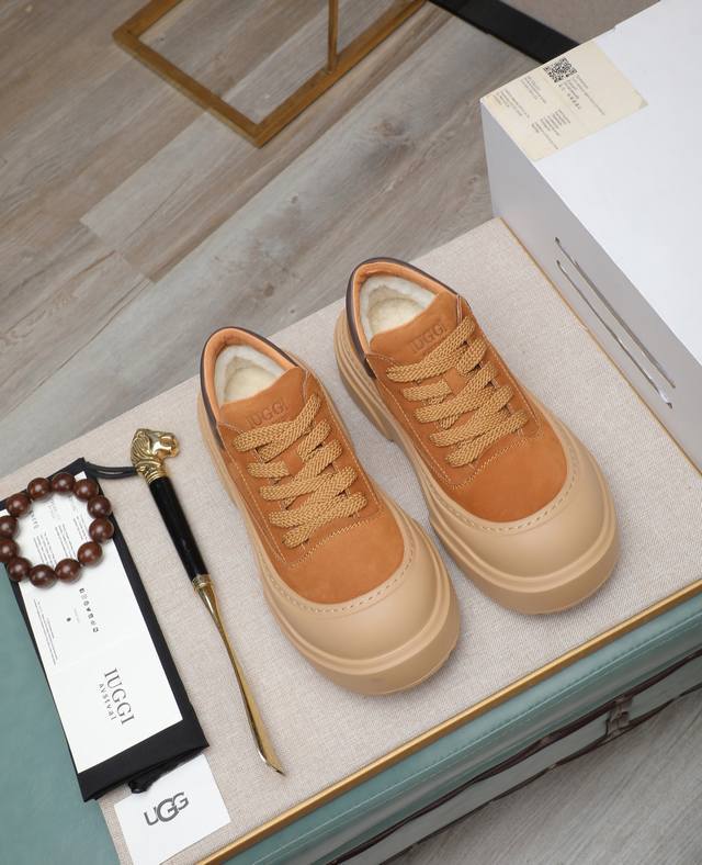 出厂价p Iuggi 新款复古老花男鞋 休闲百搭 高级感满满 时尚轻奢个性款 联名款 复古老花因素 帅气范儿十足 头层绒面牛皮 内里羊毛 鞋底橡胶大底 轻便又防