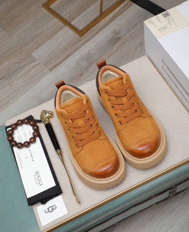 出厂价p Iuggi 新款复古老花男鞋 休闲百搭 高级感满满 时尚轻奢个性款 联名款 复古老花因素 帅气范儿十足 头层绒面牛皮 内里羊毛 鞋底橡胶大底 轻便又防