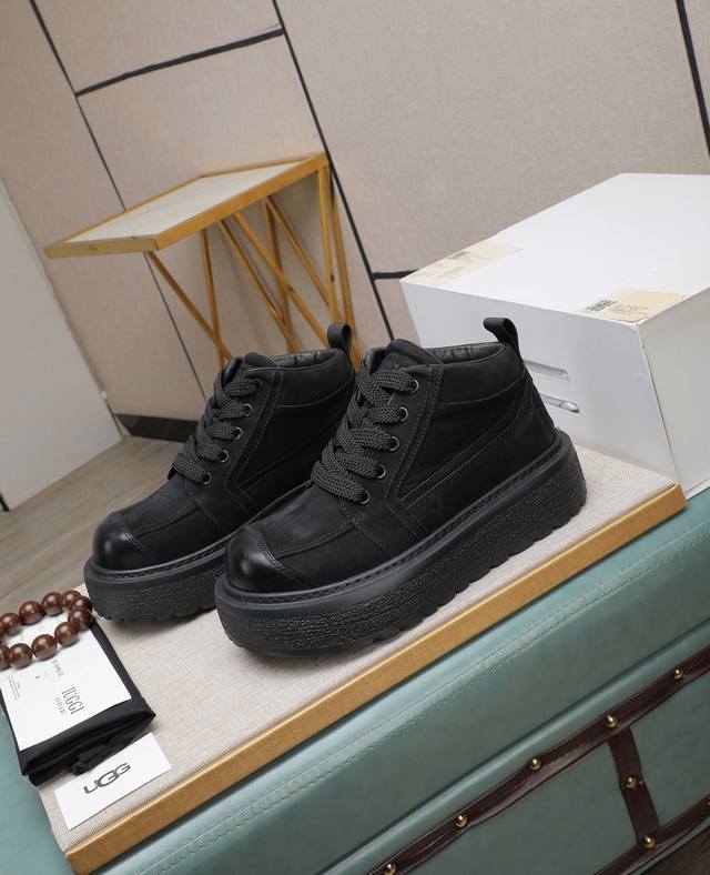 出厂价p Iuggi 新款复古老花男鞋 休闲百搭 高级感满满 时尚轻奢个性款 联名款 复古老花因素 帅气范儿十足 头层绒面牛皮 内里羊毛 鞋底橡胶大底 轻便又防