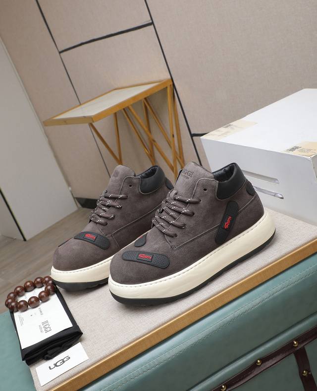 出厂价p Iuggi 新款复古老花男鞋 休闲百搭 高级感满满 时尚轻奢个性款 联名款 复古老花因素 帅气范儿十足 头层绒面牛皮 内里羊毛 鞋底橡胶大底 轻便又防