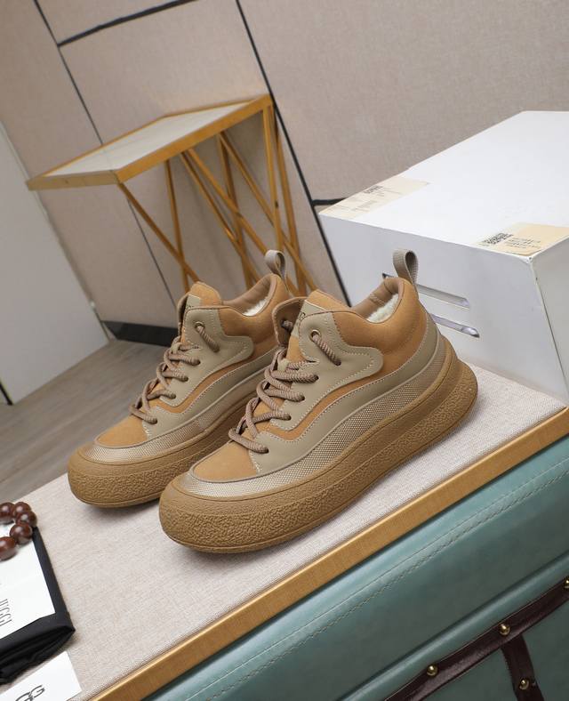 出厂价p Iuggi 新款复古老花男鞋 休闲百搭 高级感满满 时尚轻奢个性款 联名款 复古老花因素 帅气范儿十足 头层绒面牛皮 内里羊毛 鞋底橡胶大底 轻便又防