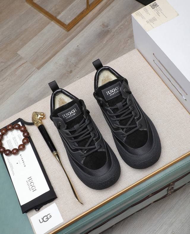 出厂价p Iuggi 新款复古老花男鞋 休闲百搭 高级感满满 时尚轻奢个性款 联名款 复古老花因素 帅气范儿十足 头层绒面牛皮 内里羊毛 鞋底橡胶大底 轻便又防