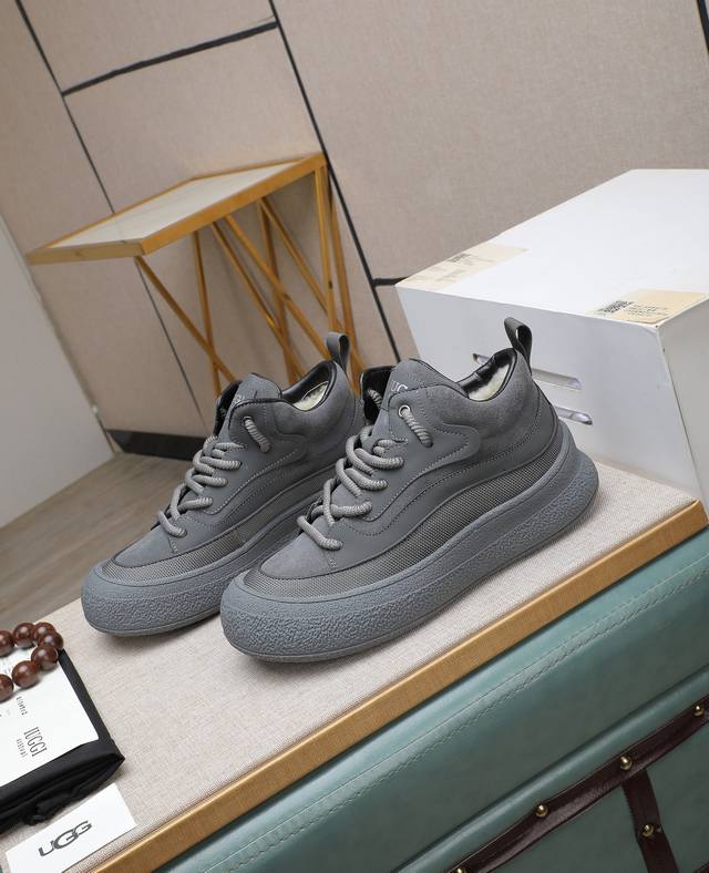 出厂价p Iuggi 新款复古老花男鞋 休闲百搭 高级感满满 时尚轻奢个性款 联名款 复古老花因素 帅气范儿十足 头层绒面牛皮 内里羊毛 鞋底橡胶大底 轻便又防