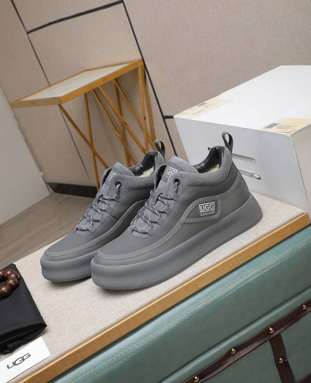 出厂价p Iuggi 新款复古老花男鞋 休闲百搭 高级感满满 时尚轻奢个性款 联名款 复古老花因素 帅气范儿十足 头层绒面牛皮 内里羊毛 鞋底橡胶大底 轻便又防