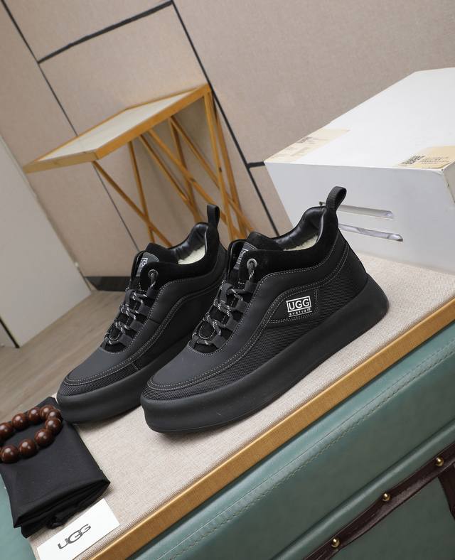 出厂价p Iuggi 新款复古老花男鞋 休闲百搭 高级感满满 时尚轻奢个性款 联名款 复古老花因素 帅气范儿十足 头层绒面牛皮 内里羊毛 鞋底橡胶大底 轻便又防