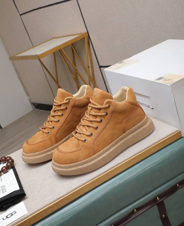 出厂价p Iuggi 新款复古老花男鞋 休闲百搭 高级感满满 时尚轻奢个性款 联名款 复古老花因素 帅气范儿十足 头层绒面牛皮 内里羊毛 鞋底橡胶大底 轻便又防