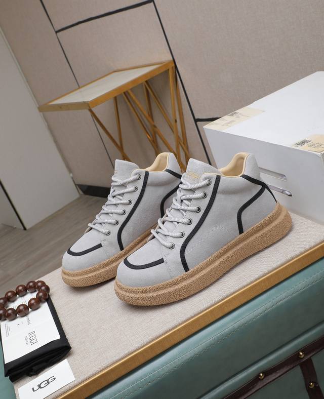 出厂价p Iuggi 新款复古老花男鞋 休闲百搭 高级感满满 时尚轻奢个性款 联名款 复古老花因素 帅气范儿十足 头层绒面牛皮 内里羊毛 鞋底橡胶大底 轻便又防