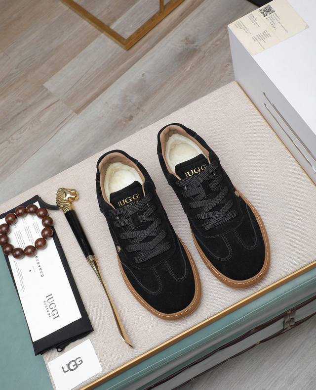 出厂价p Iuggi 新款复古老花男鞋 休闲百搭 高级感满满 时尚轻奢个性款 联名款 复古老花因素 帅气范儿十足 头层绒面牛皮 内里羊毛 鞋底橡胶大底 轻便又防