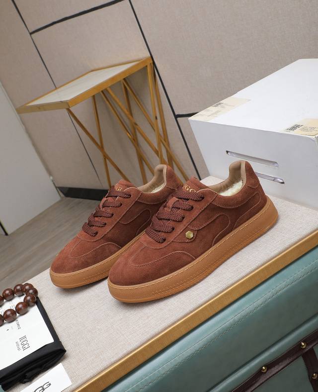 出厂价p Iuggi 新款复古老花男鞋 休闲百搭 高级感满满 时尚轻奢个性款 联名款 复古老花因素 帅气范儿十足 头层绒面牛皮 内里羊毛 鞋底橡胶大底 轻便又防