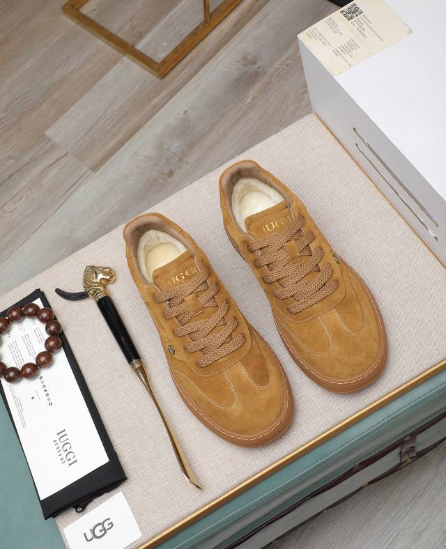 出厂价p Iuggi 新款复古老花男鞋 休闲百搭 高级感满满 时尚轻奢个性款 联名款 复古老花因素 帅气范儿十足 头层绒面牛皮 内里羊毛 鞋底橡胶大底 轻便又防