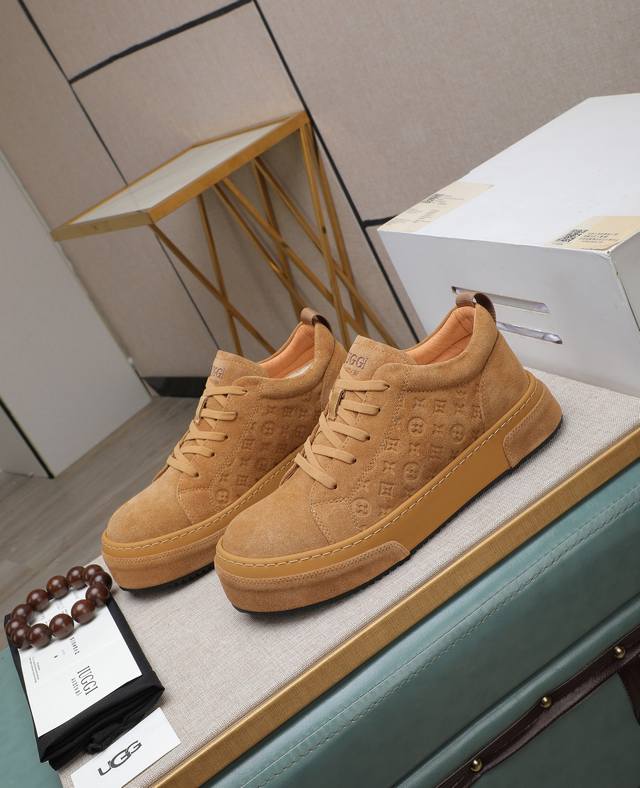 出厂价p Iuggi 新款复古老花男鞋 休闲百搭 高级感满满 时尚轻奢个性款 联名款 复古老花因素 帅气范儿十足 头层绒面牛皮 内里羊毛 鞋底橡胶大底 轻便又防