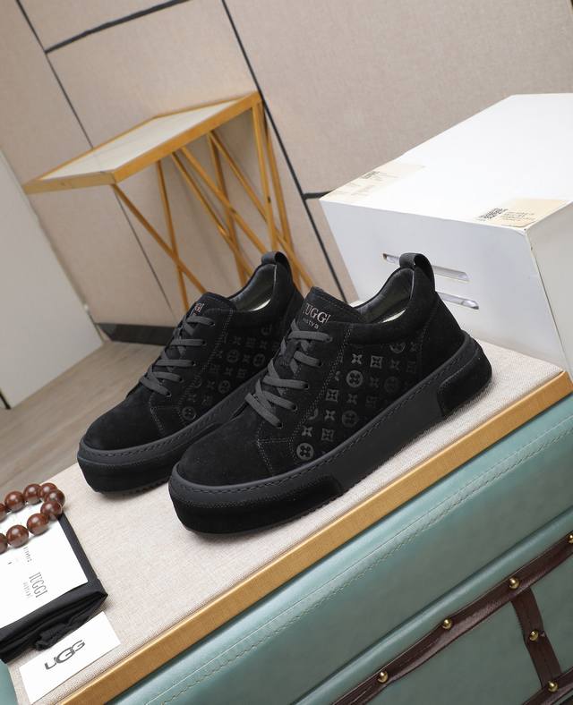 出厂价p Iuggi 新款复古老花男鞋 休闲百搭 高级感满满 时尚轻奢个性款 联名款 复古老花因素 帅气范儿十足 头层绒面牛皮 内里羊毛 鞋底橡胶大底 轻便又防