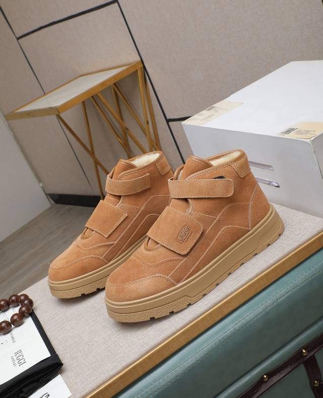 出厂价p Iuggi 新款复古老花男鞋 休闲百搭 高级感满满 时尚轻奢个性款 联名款 复古老花因素 帅气范儿十足 头层绒面牛皮 内里羊毛 鞋底橡胶大底 轻便又防