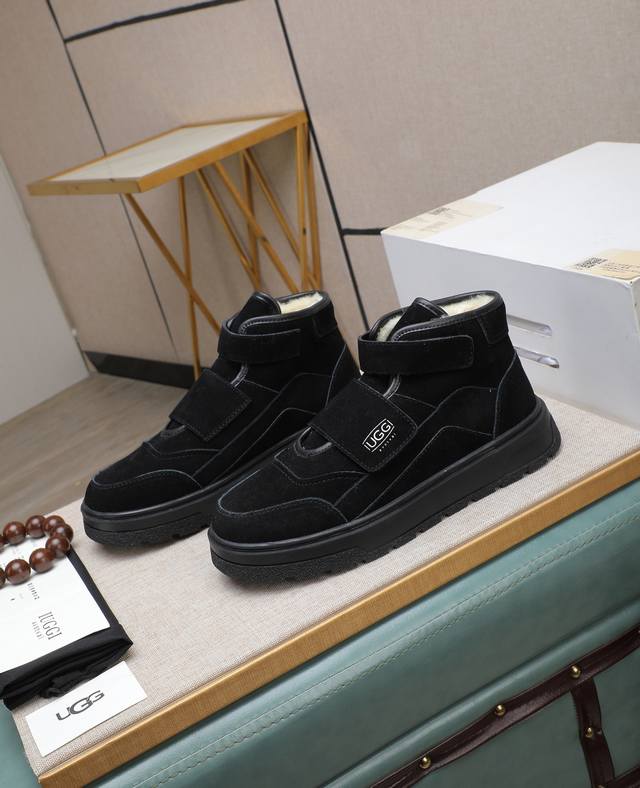 出厂价p Iuggi 新款复古老花男鞋 休闲百搭 高级感满满 时尚轻奢个性款 联名款 复古老花因素 帅气范儿十足 头层绒面牛皮 内里羊毛 鞋底橡胶大底 轻便又防